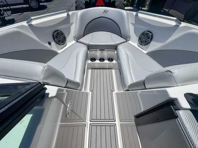 Slide: The Image of MasterCraft XT21 2017 - 9