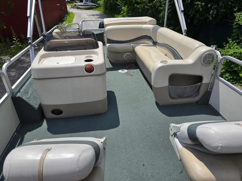 Slide: The Image of 2006 Sun Tracker FISHIN' BARGE 21 Signature Series interior with seating and console. - 11