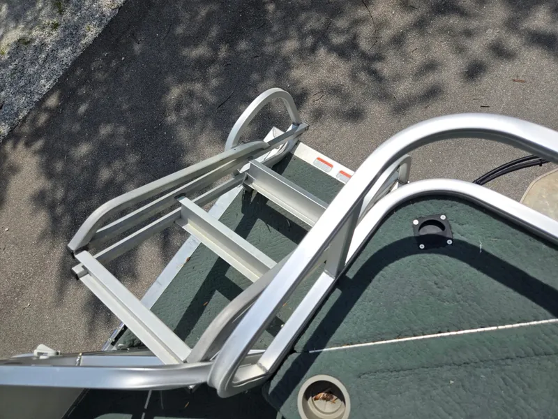 Slide: The Image of Boat ladder on 2006 Sun Tracker FISHIN' BARGE 21 Signature Series, viewed from above. - 17