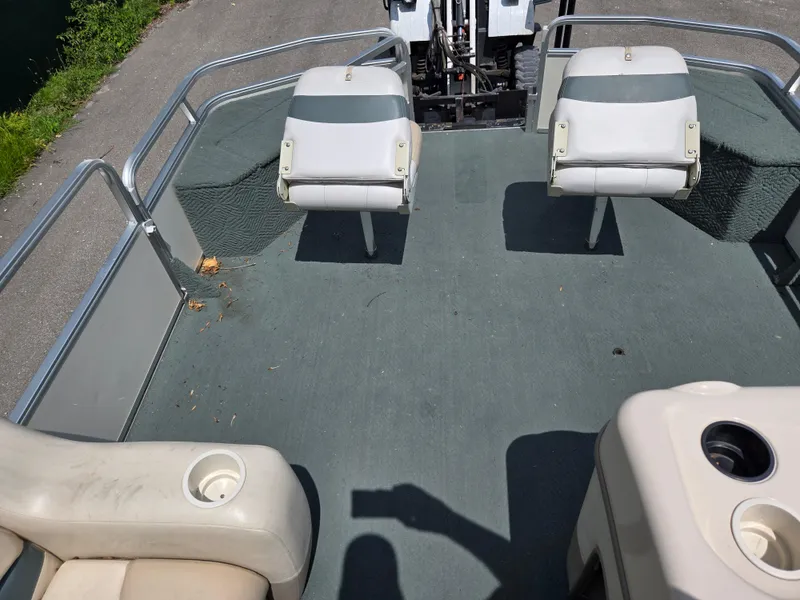 Slide: The Image of 2006 Sun Tracker FISHIN' BARGE 21 interior with seating and cup holders. - 23