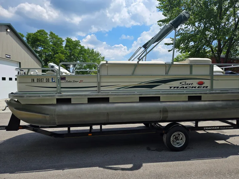 Slide: The Image of 2006 Sun Tracker FISHIN' BARGE 21 Signature Series pontoon boat on trailer. - 4