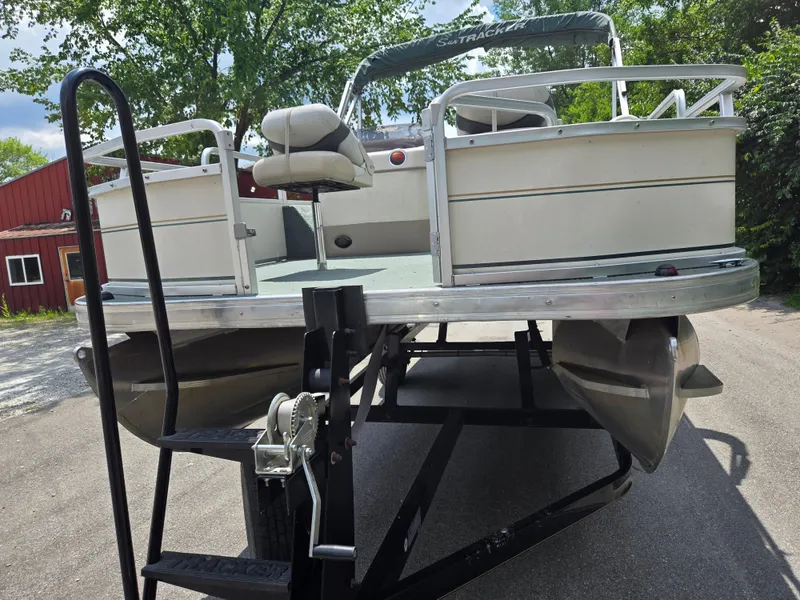 Slide: The Image of 2006 Sun Tracker FISHIN' BARGE 21 Signature Series pontoon boat on trailer. - 6