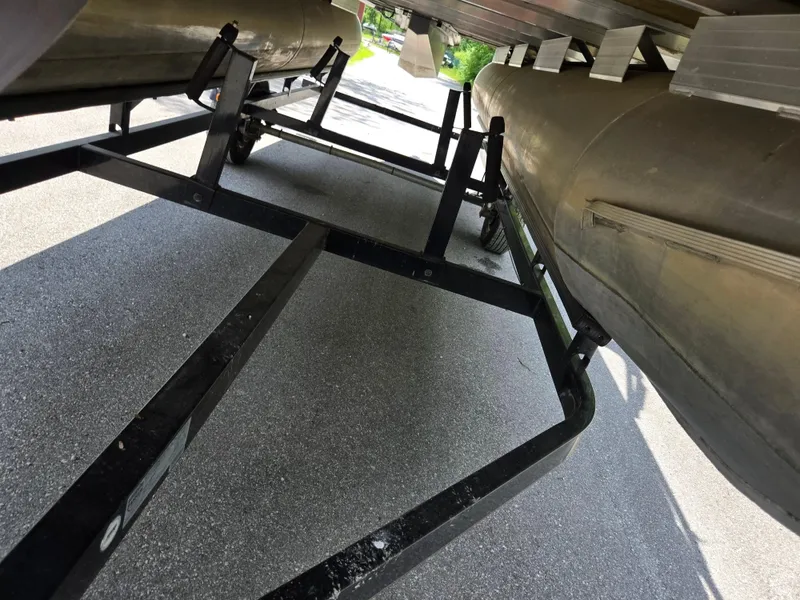 Slide: The Image of Underneath view of a 2006 Sun Tracker FISHIN' BARGE 21 Signature Series on a trailer. - 7