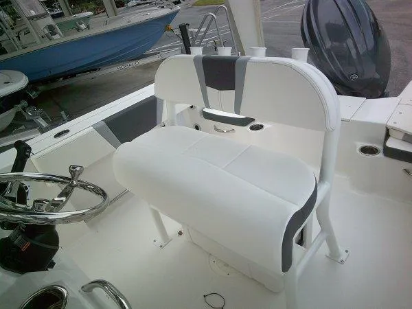Slide: The Image of Robalo R200 Center Console 2025 - 10