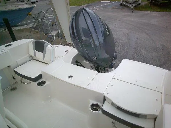 Slide: The Image of Robalo R200 Center Console 2025 - 11