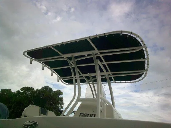 Slide: The Image of Robalo R200 Center Console 2025 - 3