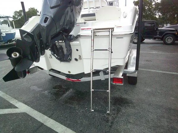 Slide: The Image of Robalo R200 Center Console 2025 - 6