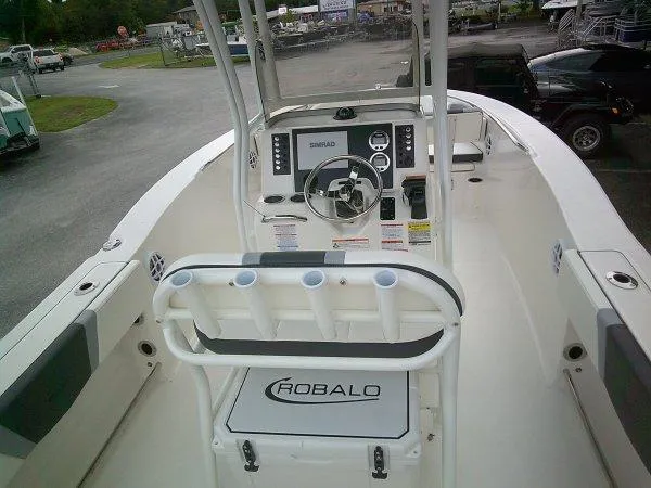 Slide: The Image of Robalo R200 Center Console 2025 - 7
