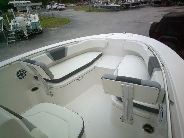 Slide: The Image of Robalo R200 Center Console 2025 - 8