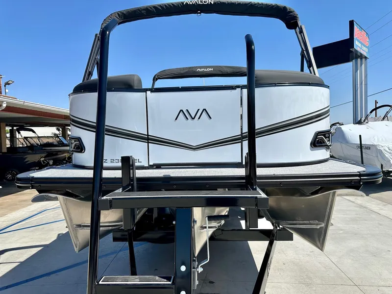Slide: The Image of Avalon LSZ - 23 FT Elite Windshield w/ 150HP Mercury! 2025 - 9