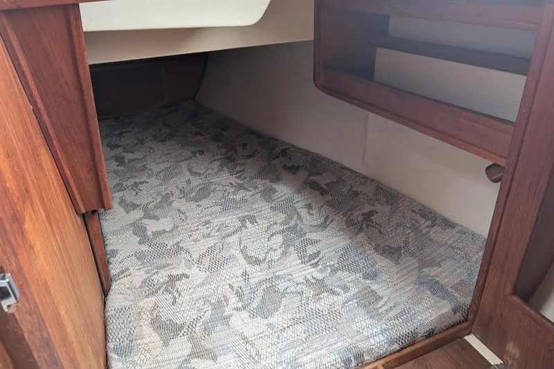 Slide: The Image of Interior cabin of a 1995 Newport 326 boat with patterned flooring. - 32
