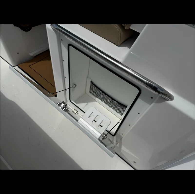 Slide: The Image of Everglades 315 Center Console 2024 - 28