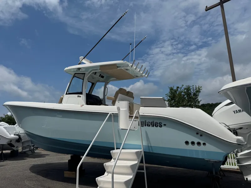 Slide: The Image of Everglades 315 Center Console 2024 - 4