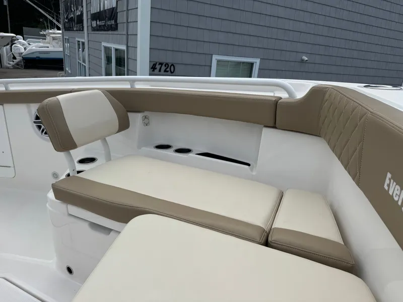 Slide: The Image of Everglades 315 Center Console 2024 - 6