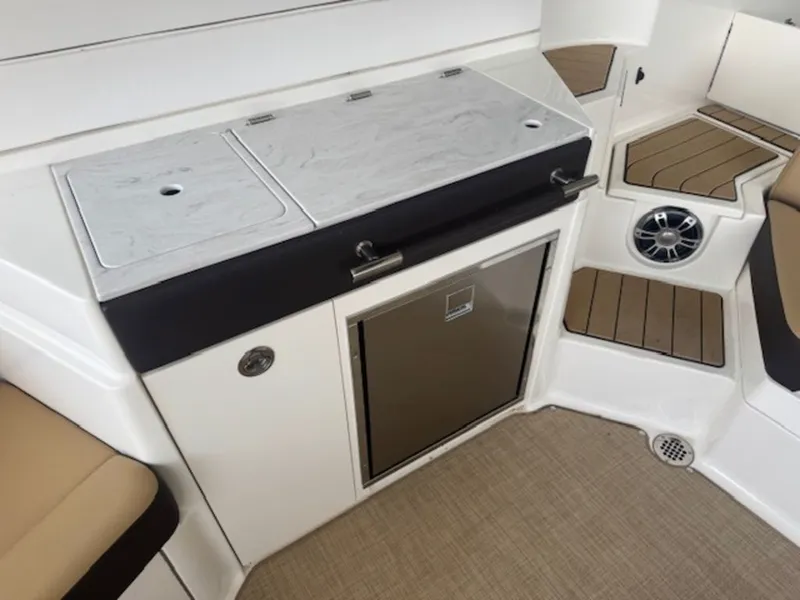 Slide: The Image of Sea Ray SLX 350 2024 - 15