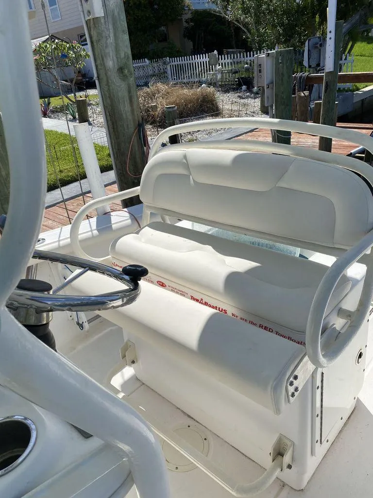 Slide: The Image of Everglades 211 Center Console 2004 - 4