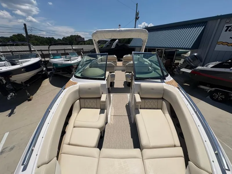 Slide: The Image of Regal 2800 Bowrider 2018 - 13