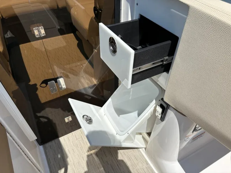 Slide: The Image of Regal 2800 Bowrider 2018 - 14