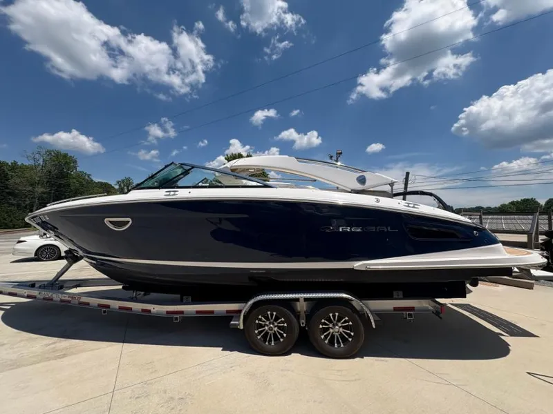 Slide: The Image of Regal 2800 Bowrider 2018 - 3