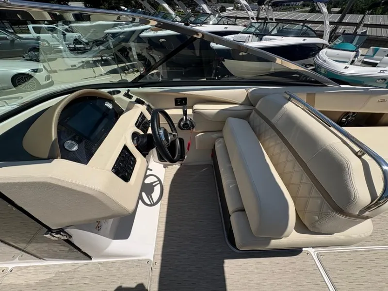 Slide: The Image of Regal 2800 Bowrider 2018 - 5