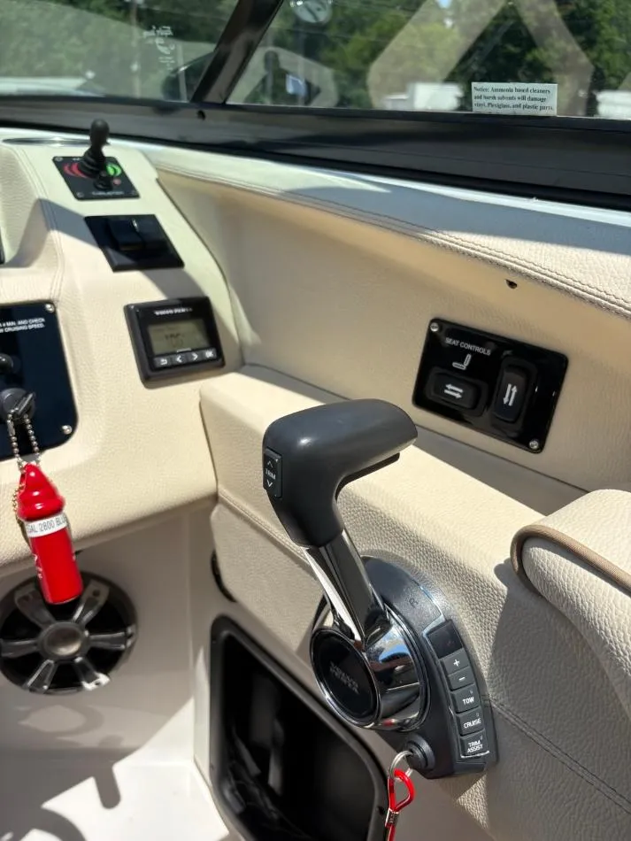 Slide: The Image of Regal 2800 Bowrider 2018 - 7