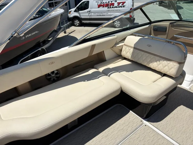 Slide: The Image of Regal 2800 Bowrider 2018 - 9