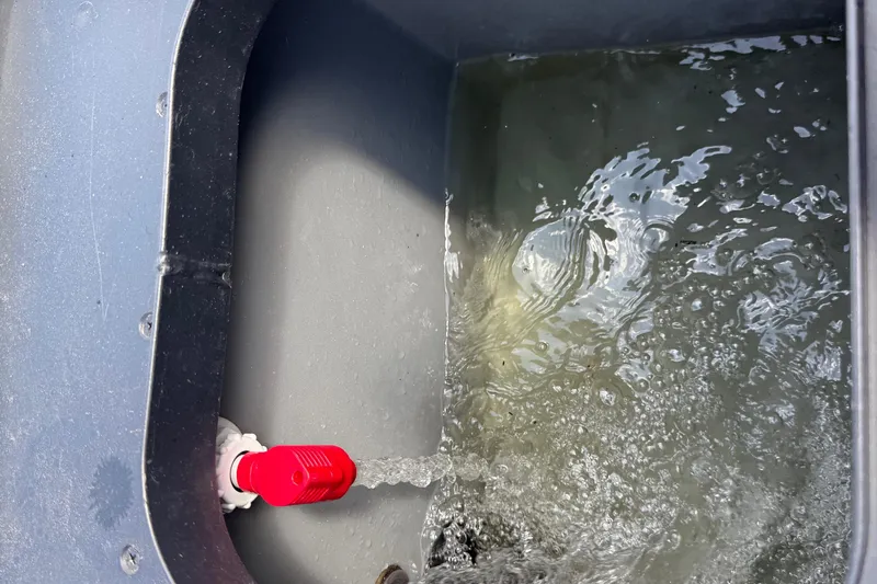 Slide: The Image of 2011 Skeeter FX 21 livewell with water inflow and red valve. - 25