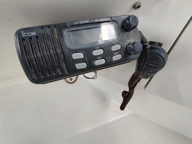 Slide: The Image of VHF marine radio on 1992 Carver 36 Aft Cabin boat, featuring Icom IC-M45 model. - 28