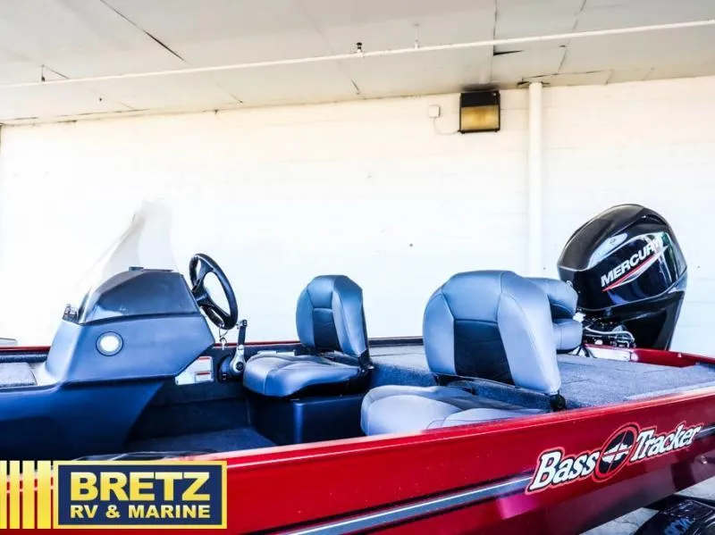 Slide: The Image of Tracker Bass Tracker Classic XL 2026 - 11