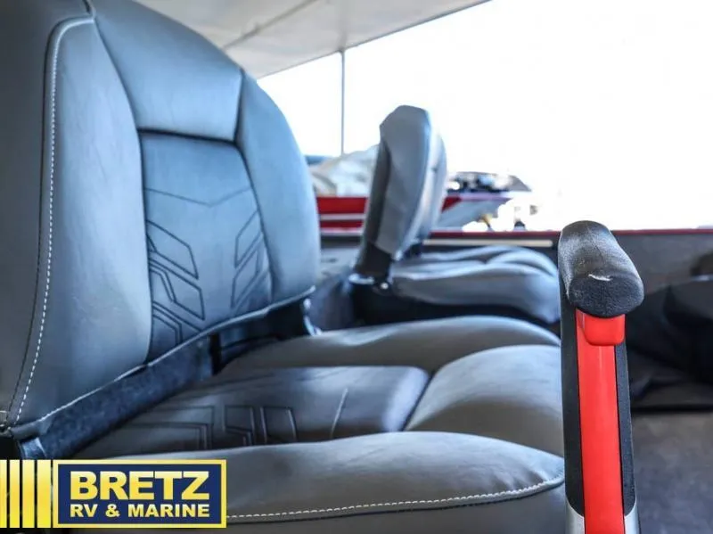 Slide: The Image of Tracker Bass Tracker Classic XL 2026 - 13