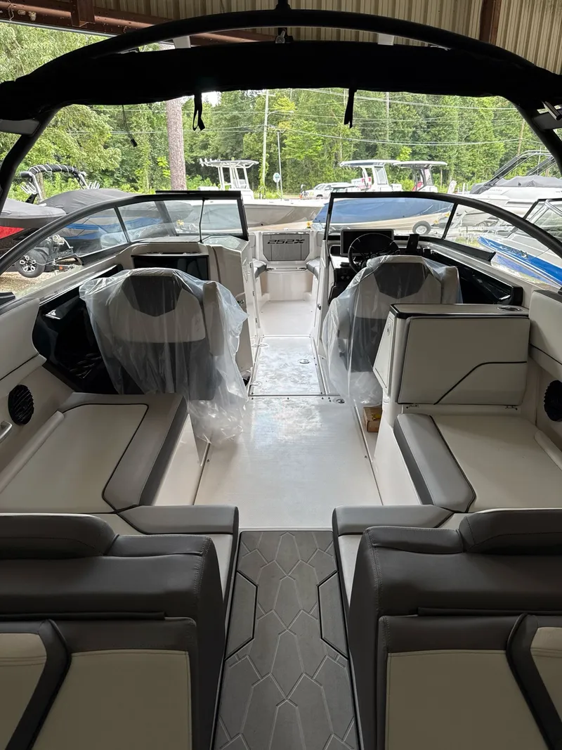 Slide: The Image of Yamaha 252XE 2025 - 3