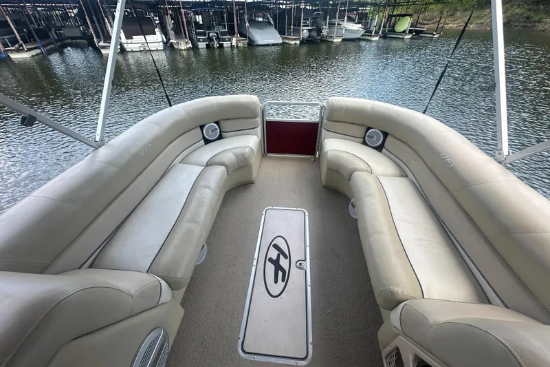 Slide: The Image of Luxurious seating on 2012 Harris FloteBote Grand Mariner SEL 250 pontoon boat. - 16
