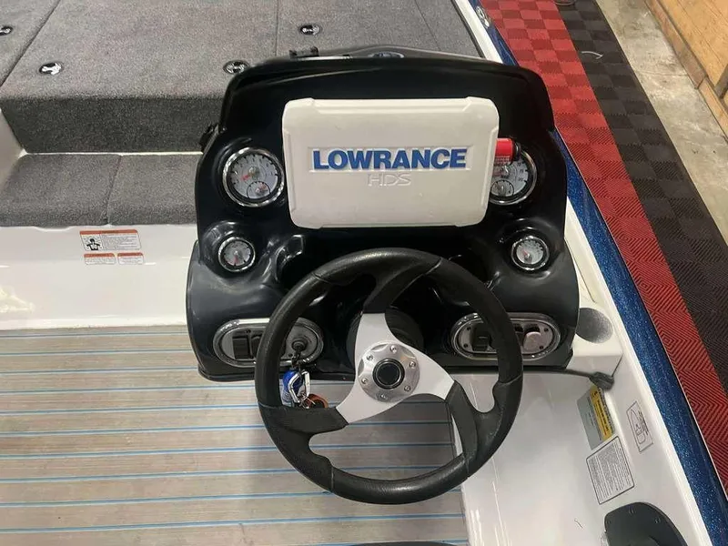 Slide: The Image of Steering console of 2015 Nitro Z Series Z-7 boat with Lowrance HDS system. - 9