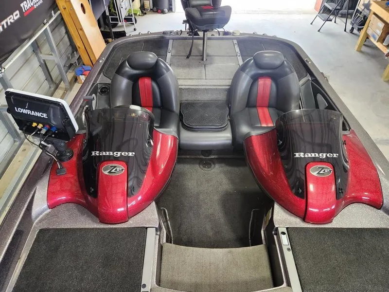 Slide: The Image of 2008 Ranger Z21 boat interior with dual seats and Lowrance fishfinder. - 10