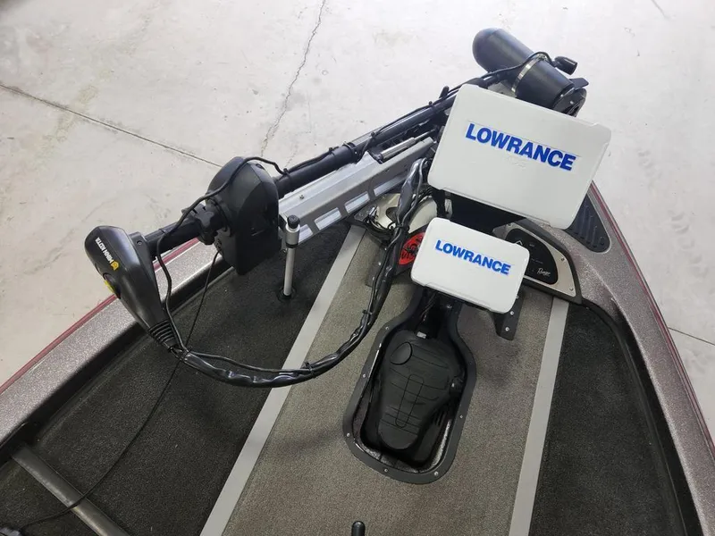 Slide: The Image of 2008 Ranger Z21 boat with Lowrance electronics and Minn Kota trolling motor. - 11