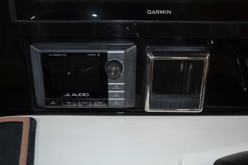 Slide: The Image of Sea Fox 328 Commander 2017 - 35