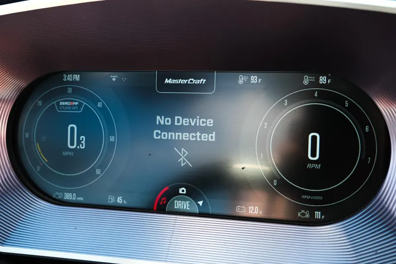 Slide: The Image of Dashboard display of a 2021 MasterCraft X26 boat showing "No Device Connected." - 19