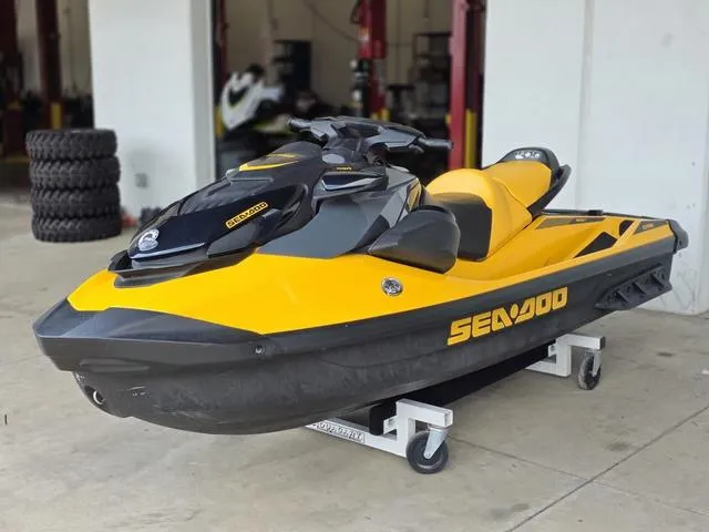 Slide: The Image of Sea-Doo GTR™ 230 BRP Premium Audio iBR 2023 - 4