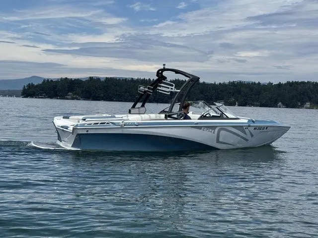 Slide: The Image of 2019 Tigé R21 boat cruising on a lake under a cloudy sky. - 6