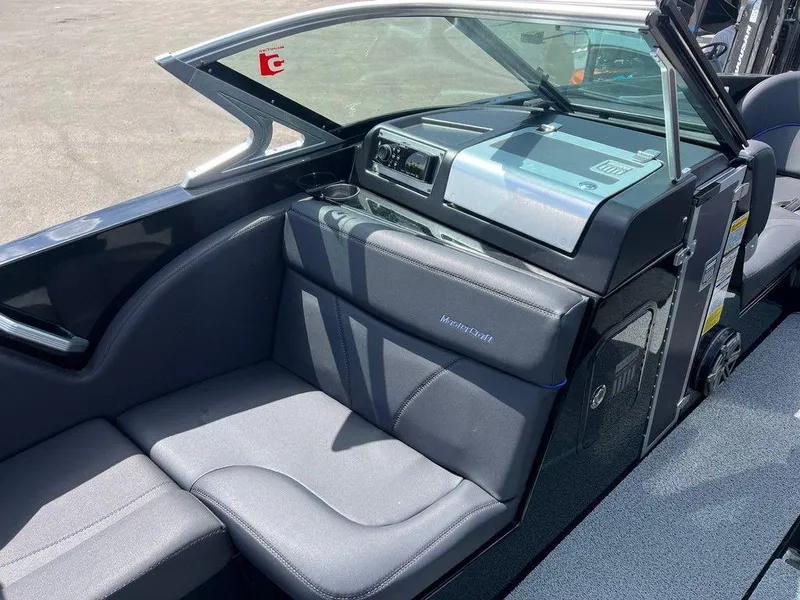 Slide: The Image of MasterCraft X23 2017 - 11