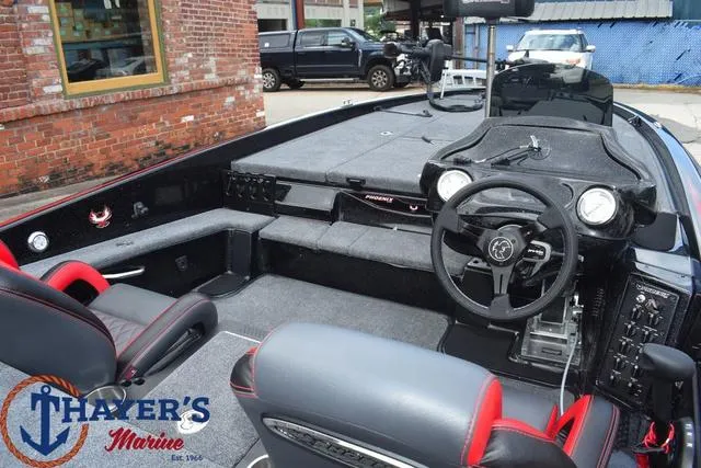 Slide: The Image of Phoenix Bass Boats 920 Elite II 2025 - 39