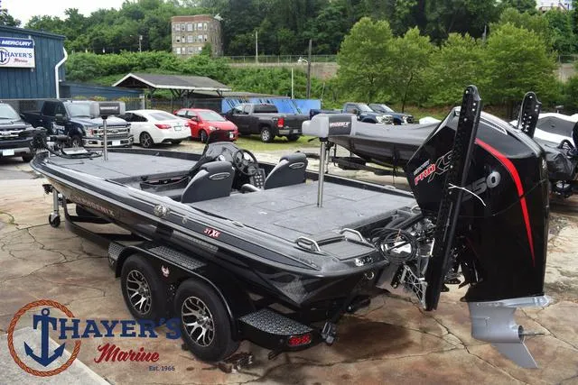 Slide: The Image of Phoenix Bass Boats 21 XE 2025 - 10