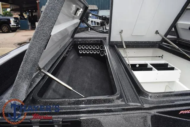 Slide: The Image of Phoenix Bass Boats 21 XE 2025 - 21