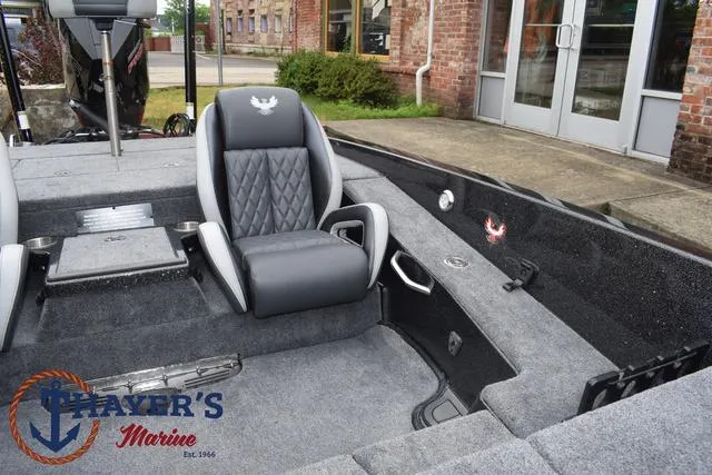 Slide: The Image of Phoenix Bass Boats 21 XE 2025 - 28