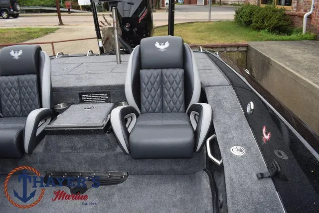 Slide: The Image of Phoenix Bass Boats 21 XE 2025 - 29