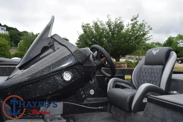 Slide: The Image of Phoenix Bass Boats 21 XE 2025 - 40