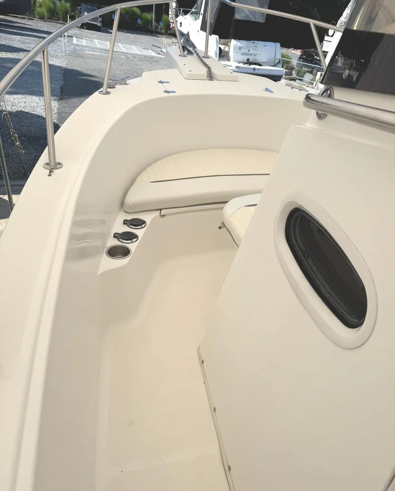 Slide: The Image of 1999 Boston Whaler 21 Outrage boat interior with seating and cup holders. - 13