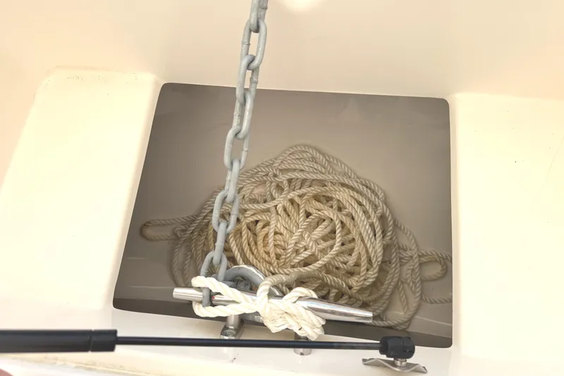 Slide: The Image of Anchor locker with rope and chain on a 1999 Boston Whaler 21 Outrage boat. - 17