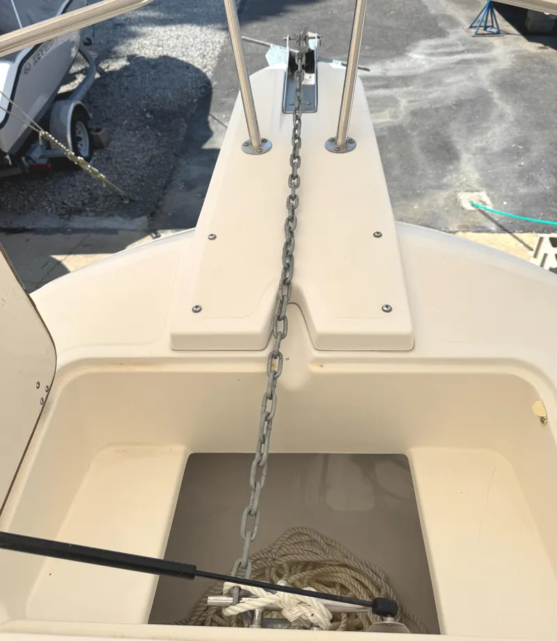 Slide: The Image of 1999 Boston Whaler 21 Outrage anchor chain and storage compartment. - 18