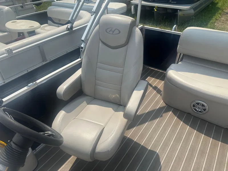 Slide: The Image of Captain's chair on 2017 Harris Sunliner 230 pontoon boat with beige upholstery. - 8